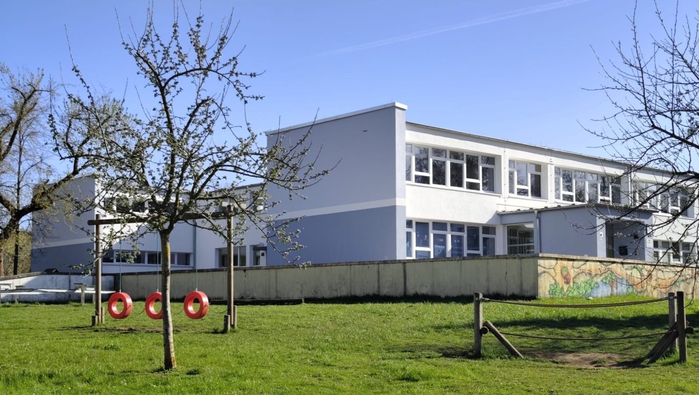 Vorderansicht der Kneipp-Grundschule "Saarbachtal" in Gera